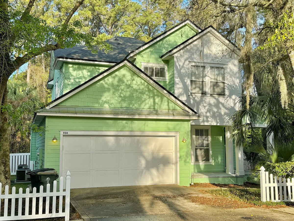 Clear exterior house photo suitable for creating a custom portrait
Do not encourage multiple-photo compositing.